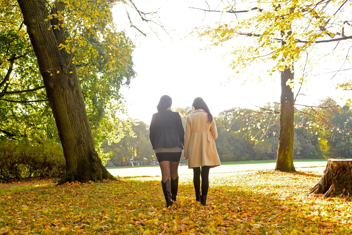 2 friends walking in the park